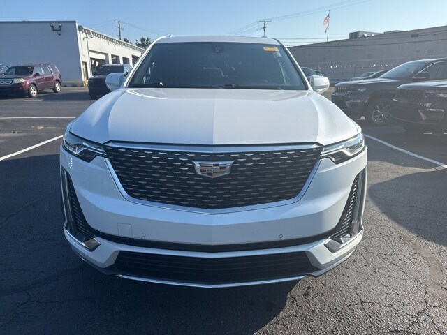 2022 Cadillac XT6 Luxury photo 2