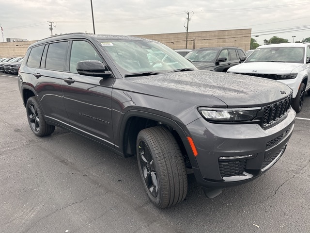 2025 Jeep Grand Cherokee Limited photo 3