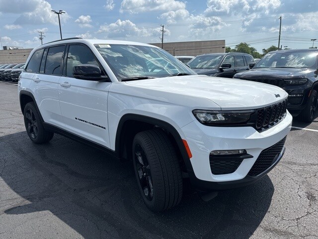 2025 Jeep Grand Cherokee Limited photo 3
