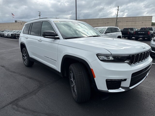 2025 Jeep Grand Cherokee Limited Sport photo 3
