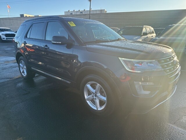 2017 Ford Explorer XLT photo 2