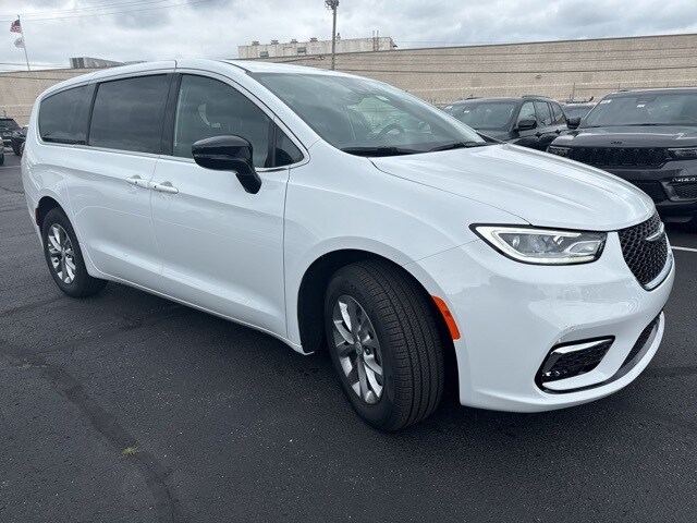 2026 Chrysler Pacifica photo 3
