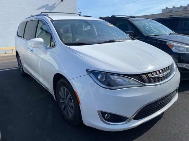 2020 Chrysler Pacifica Touring Plus photo 2