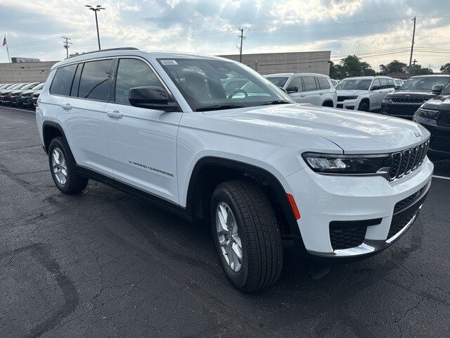 2025 Jeep Grand Cherokee Laredo photo 3
