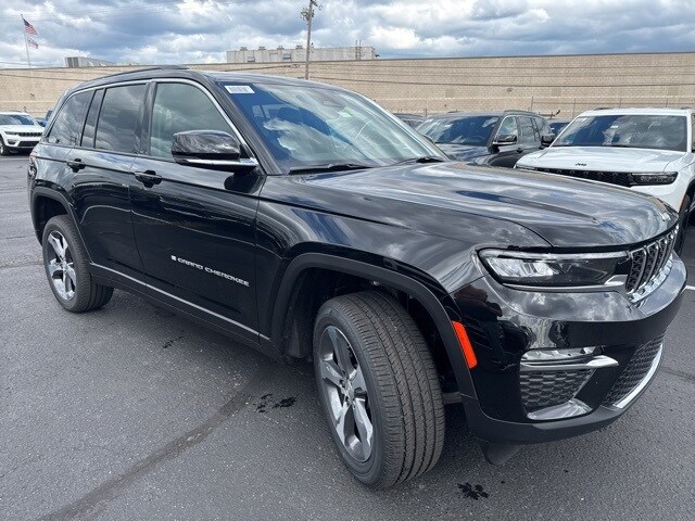 2025 Jeep Grand Cherokee Limited photo 3