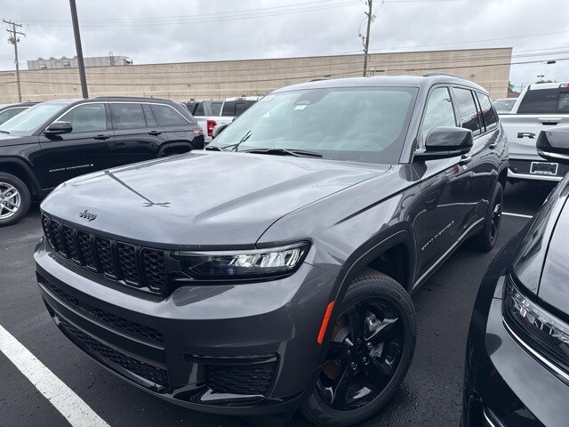2025 Jeep Grand Cherokee Limited photo 3