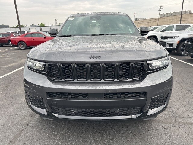 2025 Jeep Grand Cherokee Limited photo 2
