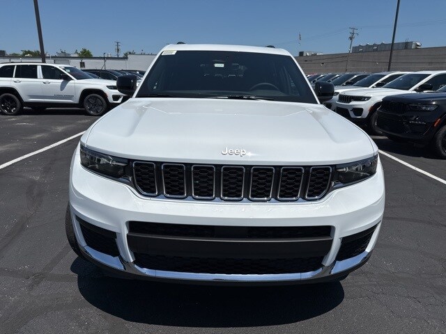 2025 Jeep Grand Cherokee Laredo photo 2