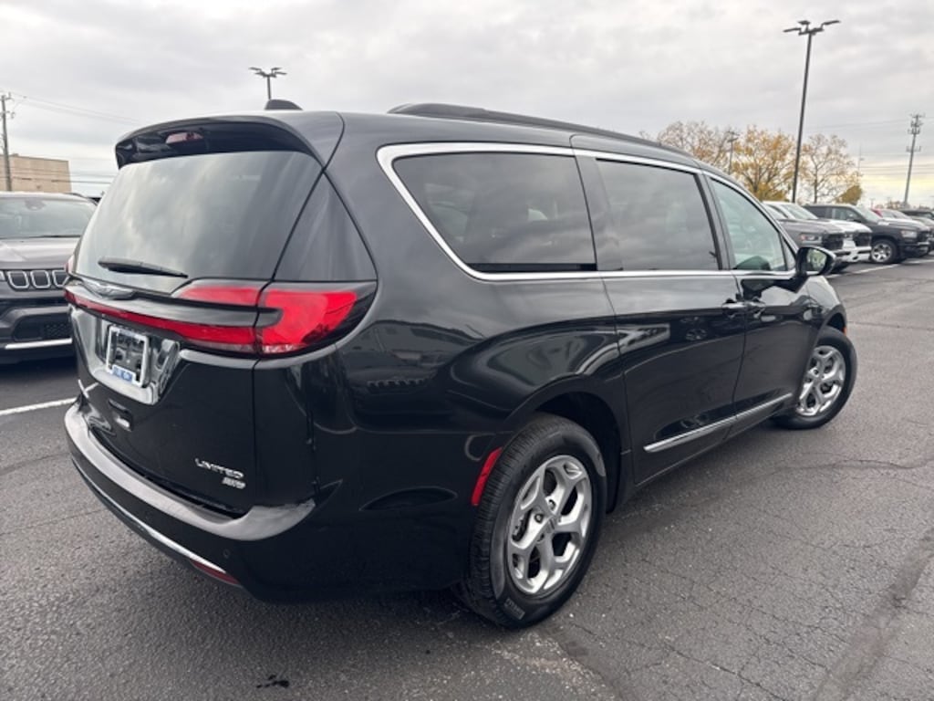 Used 2023 Chrysler Pacifica Limited Van Passenger Van