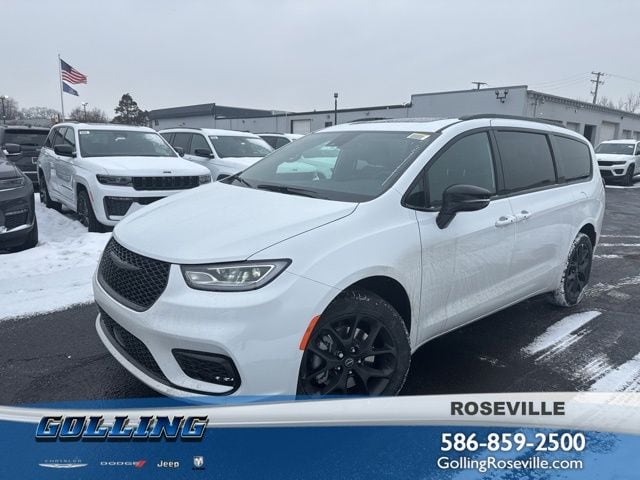 2026 Chrysler Pacifica Select AWD's photo