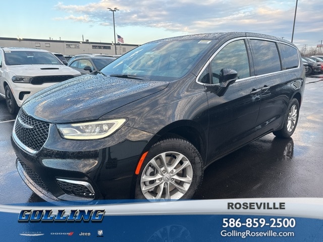 2026 Chrysler Pacifica Select's photo