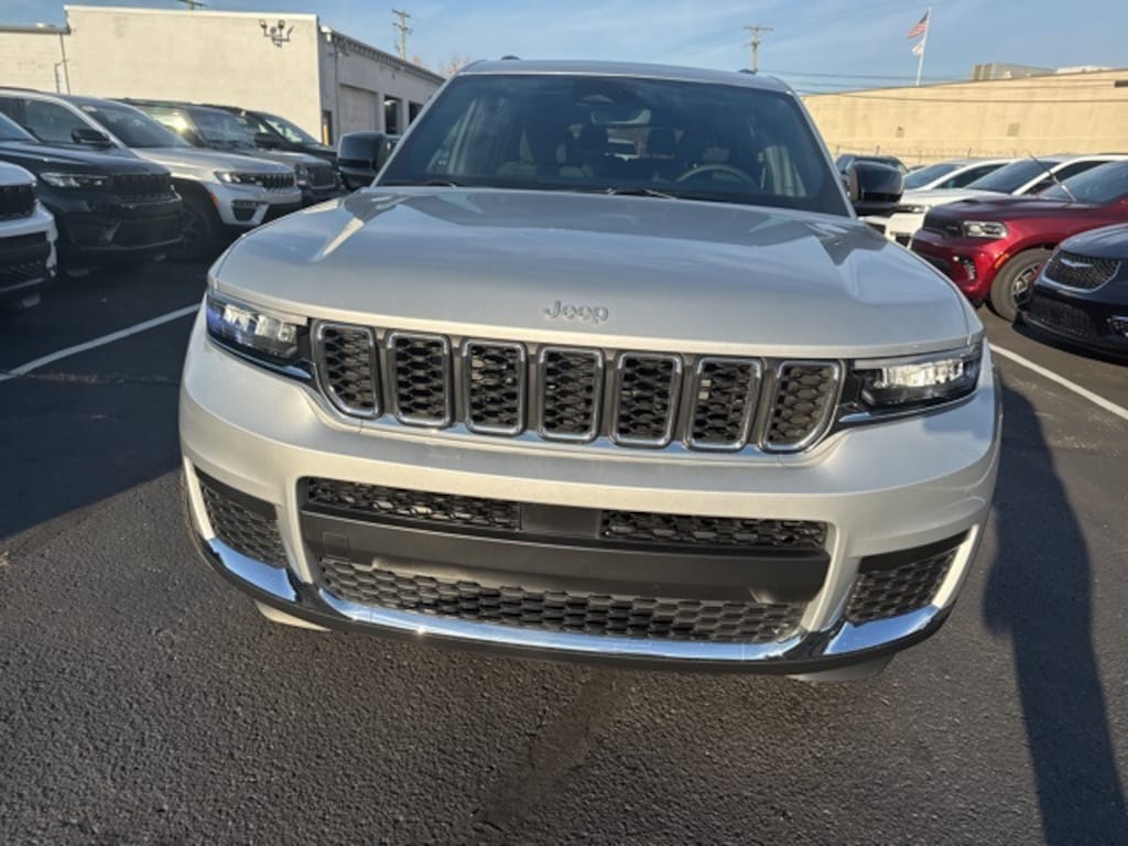 Used 2024 Jeep Grand Cherokee L Laredo SUV