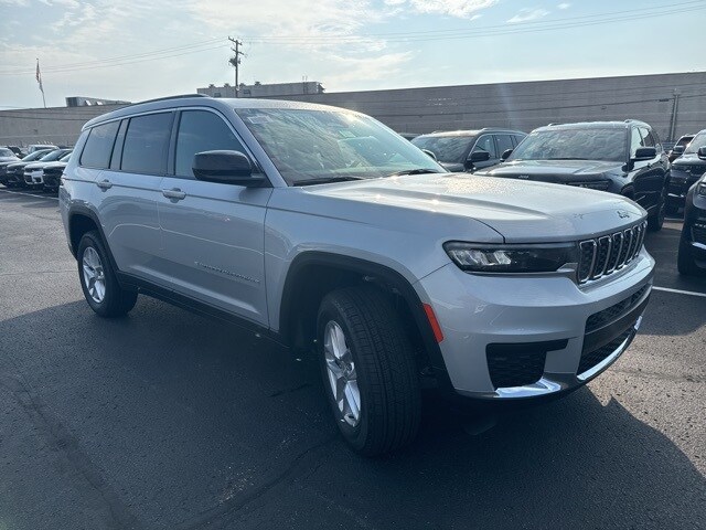 2025 Jeep Grand Cherokee Laredo photo 3