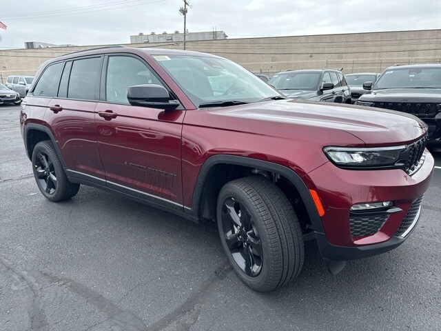 2025 Jeep Grand Cherokee Limited photo 3