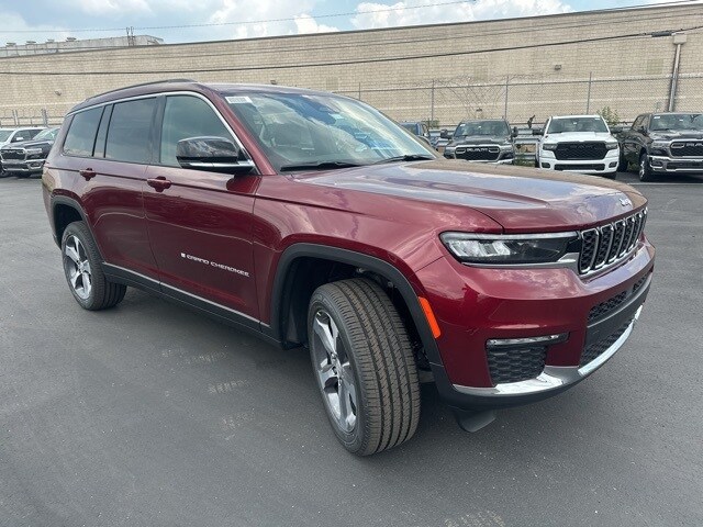 2025 Jeep Grand Cherokee Limited photo 3