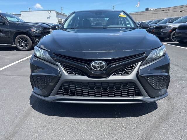 2021 Toyota Camry SE photo 2