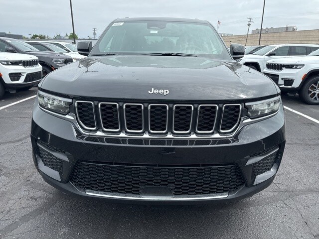 2025 Jeep Grand Cherokee Laredo photo 2