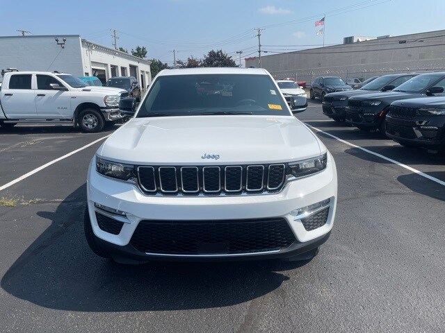 2025 Jeep Cherokee Base photo 2