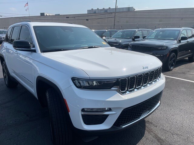 2025 Jeep Cherokee Base photo 3