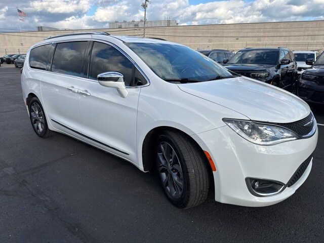 2018 Chrysler Pacifica Limited photo 2