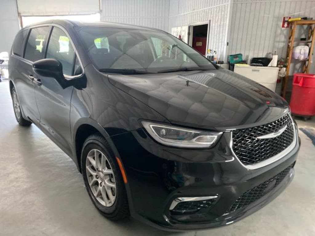 Used 2023 Chrysler Pacifica Touring L Van Passenger Van