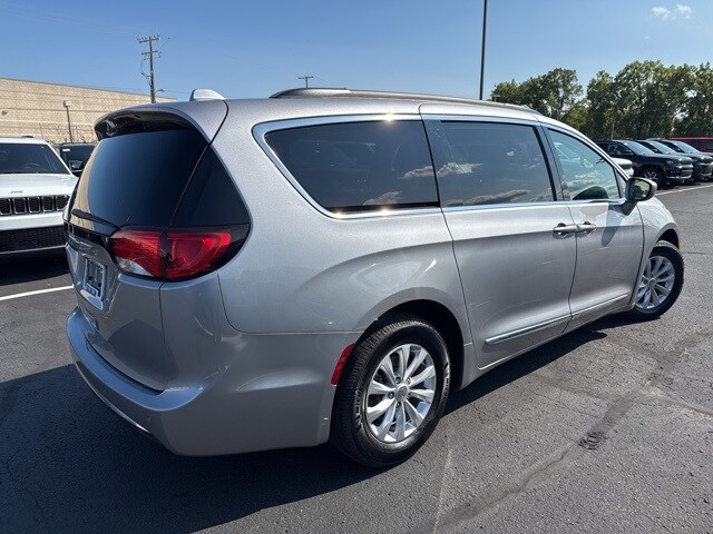 2017 Chrysler Pacifica Touring L photo 4