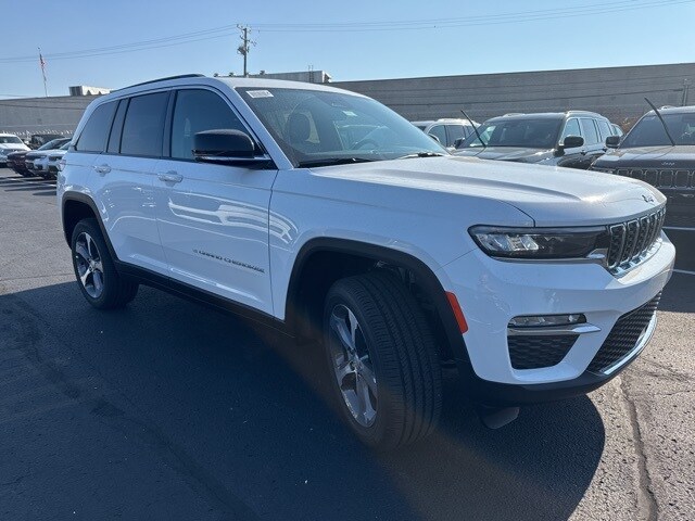 2025 Jeep Grand Cherokee Limited photo 3