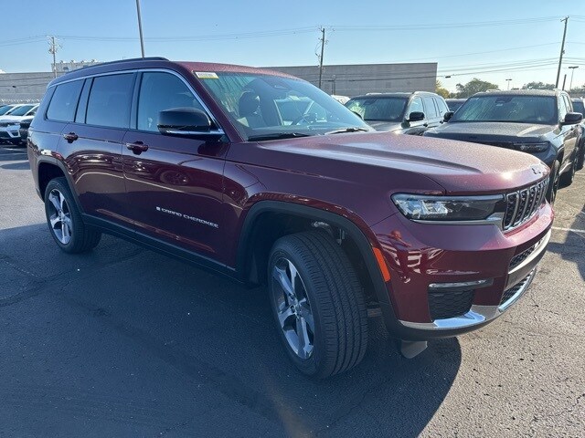 2025 Jeep Grand Cherokee Limited photo 3