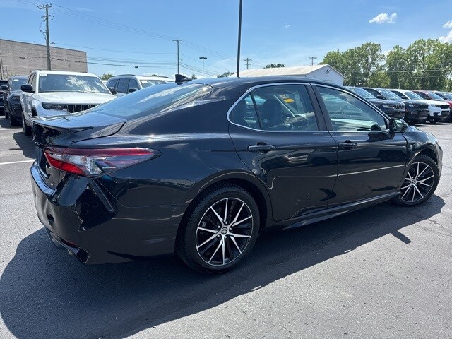 2021 Toyota Camry SE photo 4