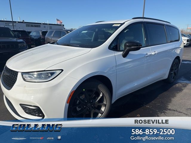 2026 Chrysler Pacifica Select's photo