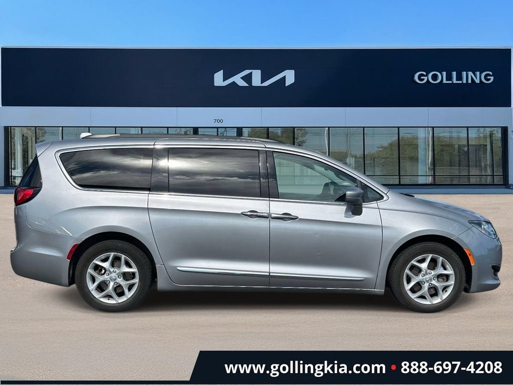Used 2017 Chrysler Pacifica Touring-L with VIN 2C4RC1BG7HR638441 for sale in Madison Heights, MI