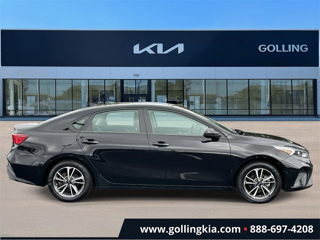 Used 2022 Kia FORTE LXS with VIN 3KPF24AD8NE461961 for sale in Madison Heights, MI