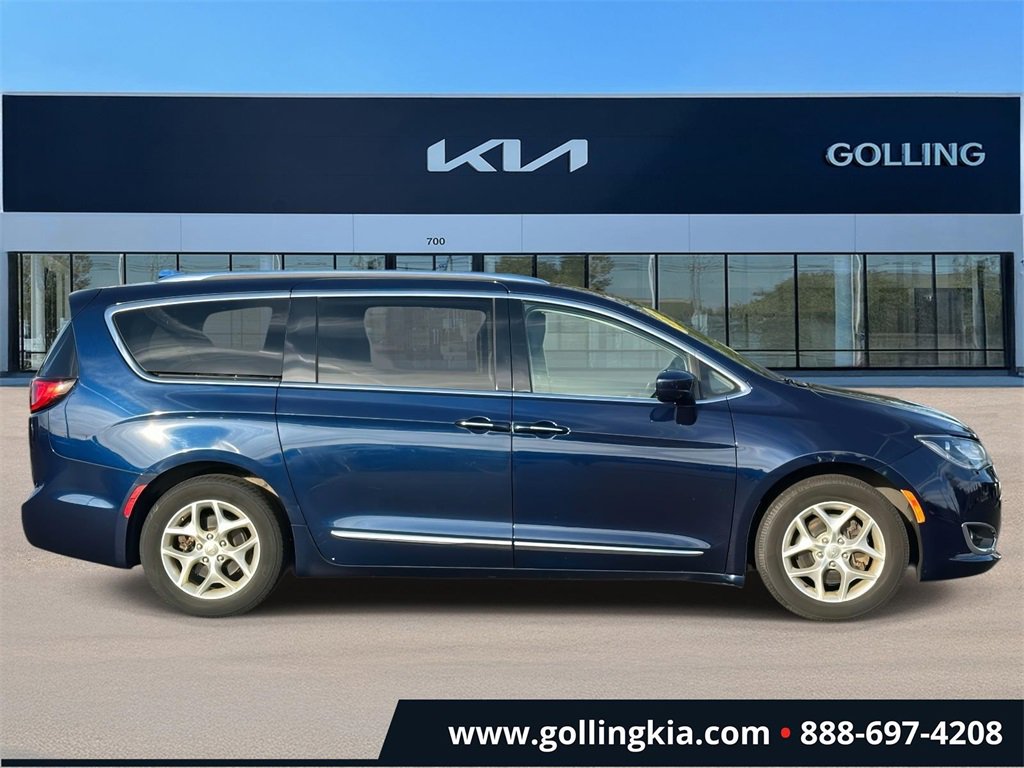 2018 Chrysler Pacifica Touring L photo 2