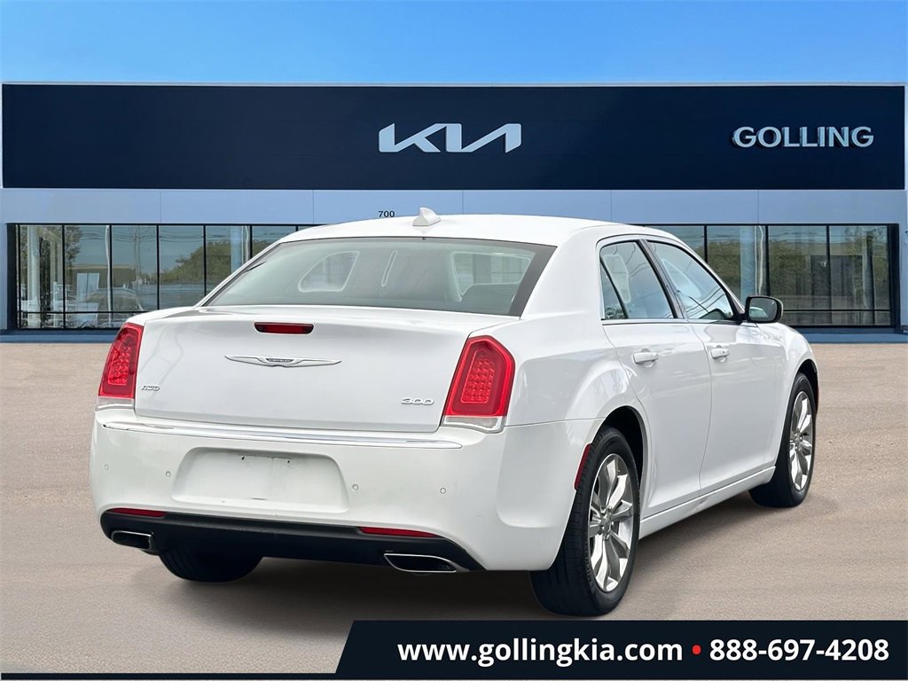 2021 Chrysler 300 Touring photo 3