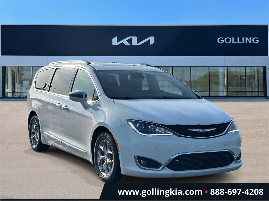 2018 Chrysler Pacifica Limited's photo