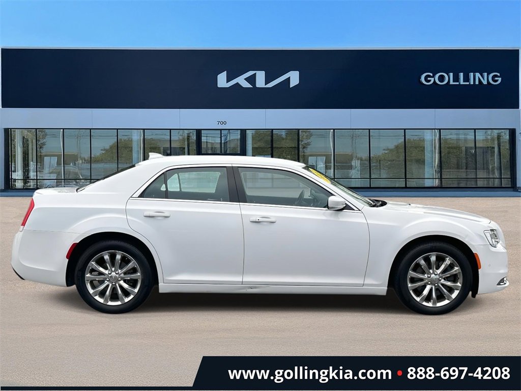 2021 Chrysler 300 Touring photo 2