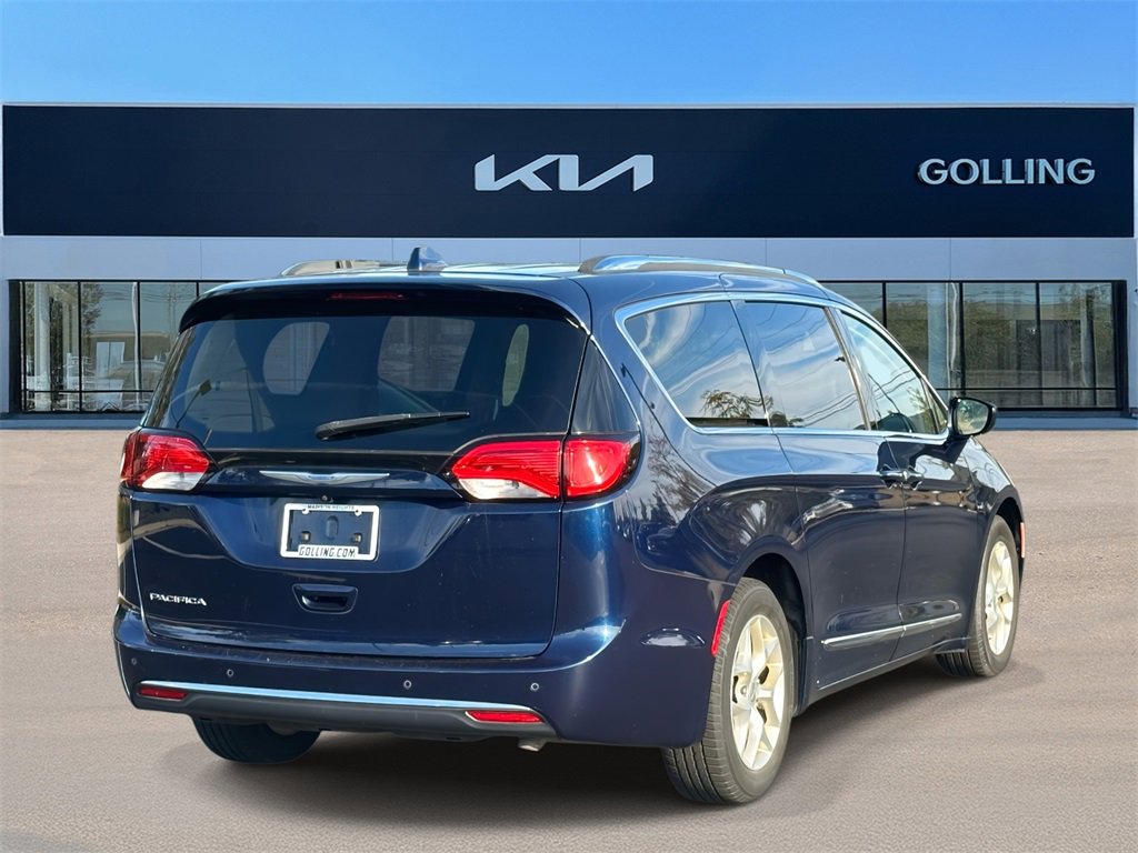 2018 Chrysler Pacifica Touring L photo 3