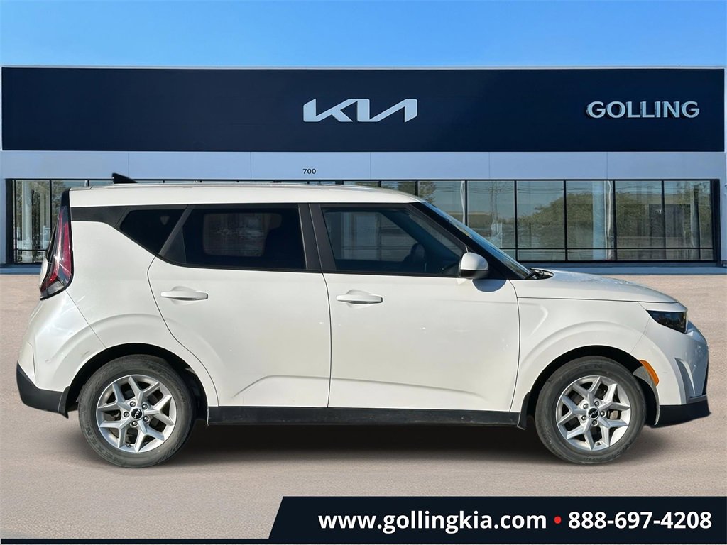 2023 Kia Soul LX photo 2