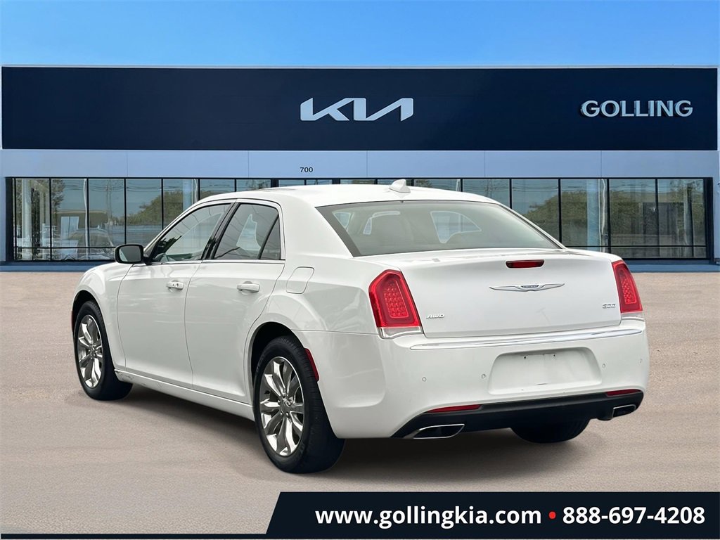2021 Chrysler 300 Touring photo 4