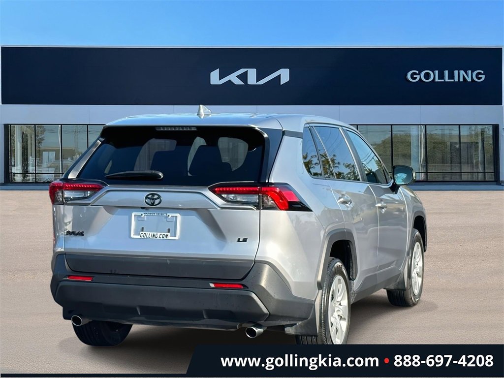 2023 Toyota RAV4 LE photo 3