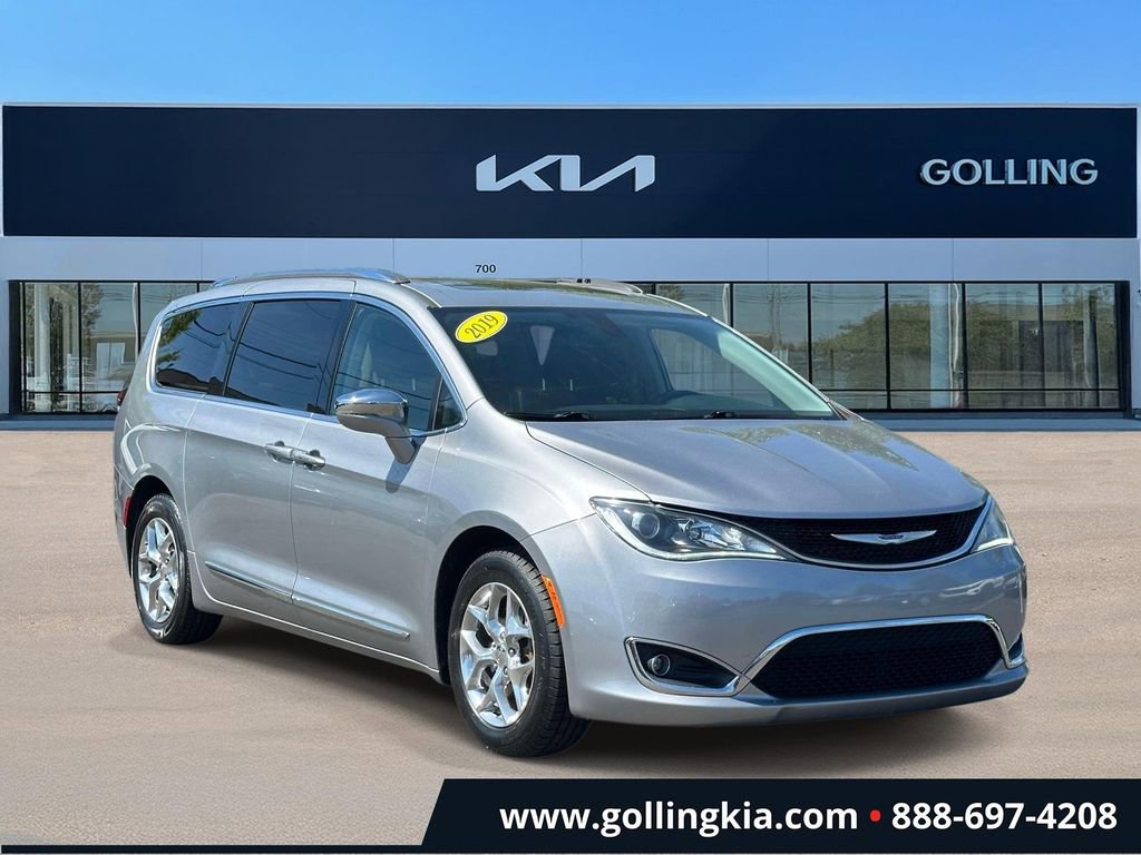 2019 Chrysler Pacifica Limited's photo