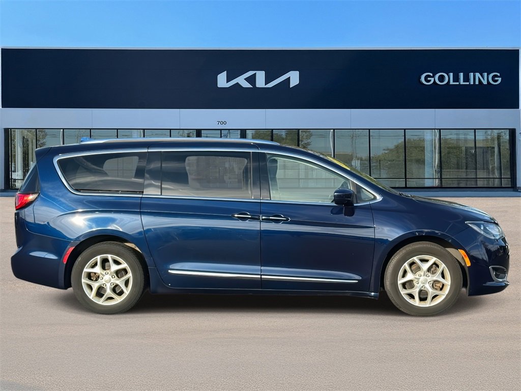 2018 Chrysler Pacifica Touring L photo 2