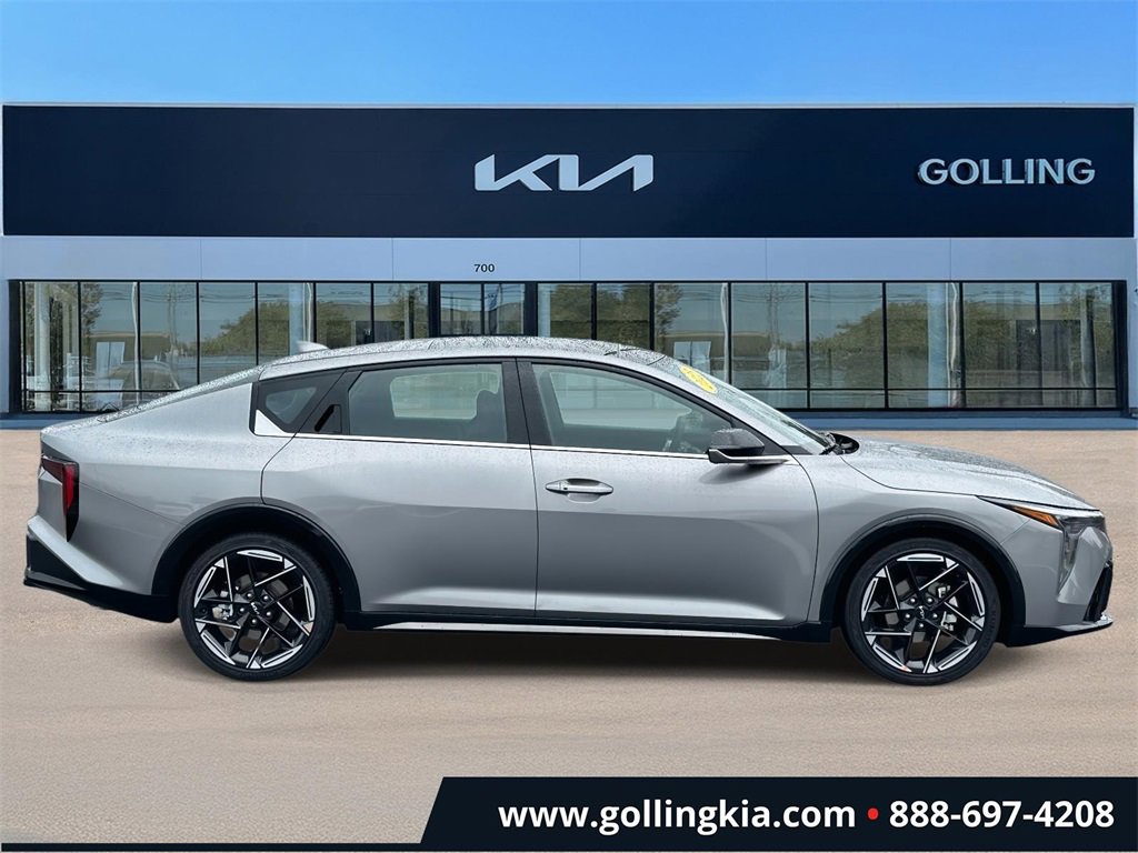 2025 Kia K4 GT-Line photo 2