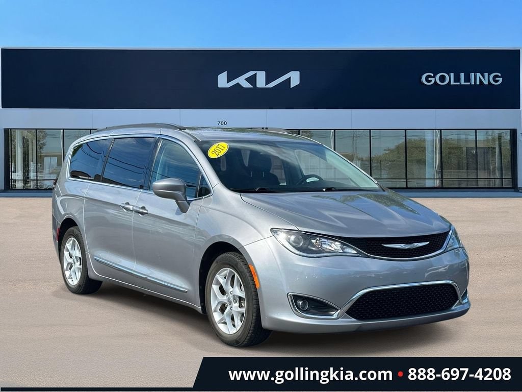 2017 Chrysler Pacifica Touring-L's photo