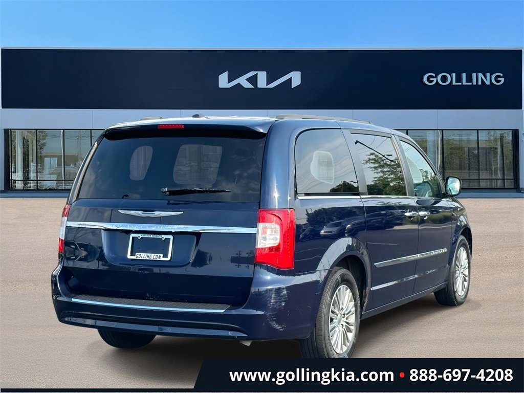 2014 Chrysler Town & Country photo 3