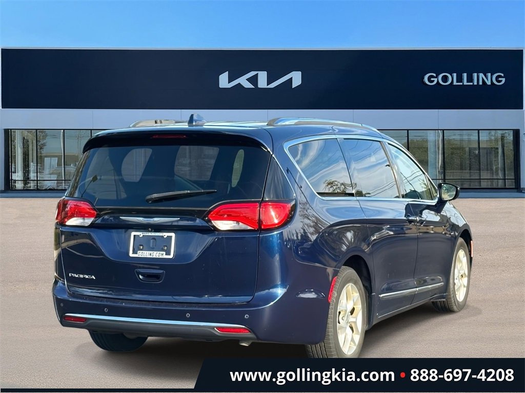 2018 Chrysler Pacifica Touring L photo 3