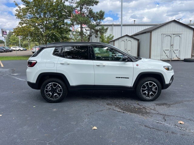 2024 Jeep Compass Trailhawk photo 2