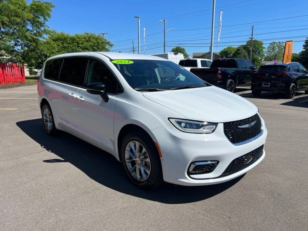 Certified 2024 Chrysler Pacifica Touring L Minivan/Van