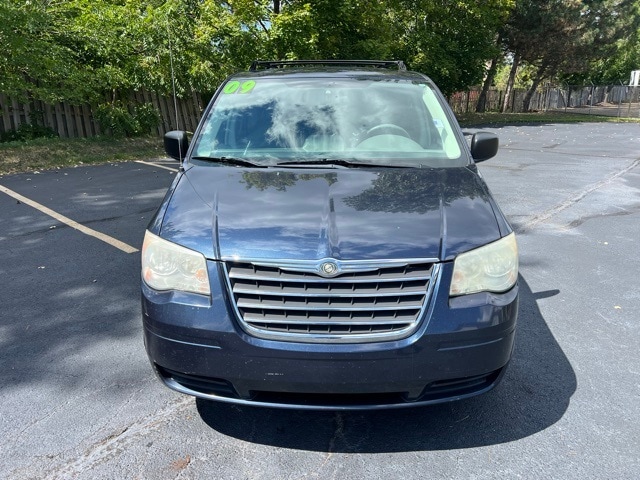 Used 2009 Chrysler Town & Country LX with VIN 2A8HR44E29R573001 for sale in Bloomfield Township, MI