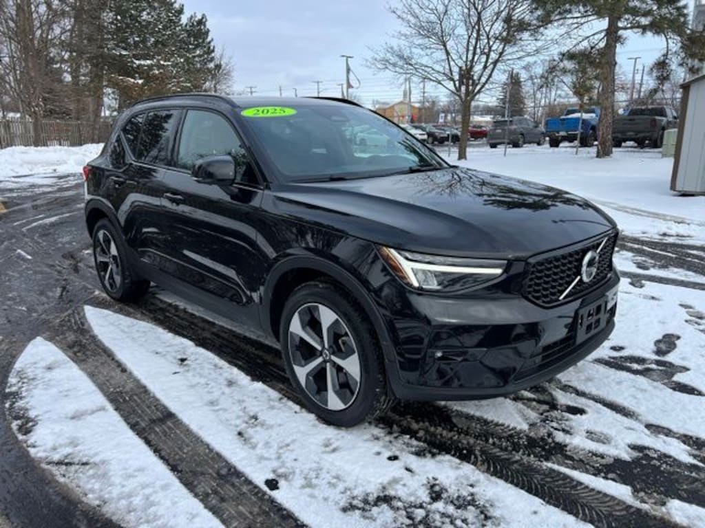 Used 2025 Volvo XC40 B5 Plus Dark Theme SUV